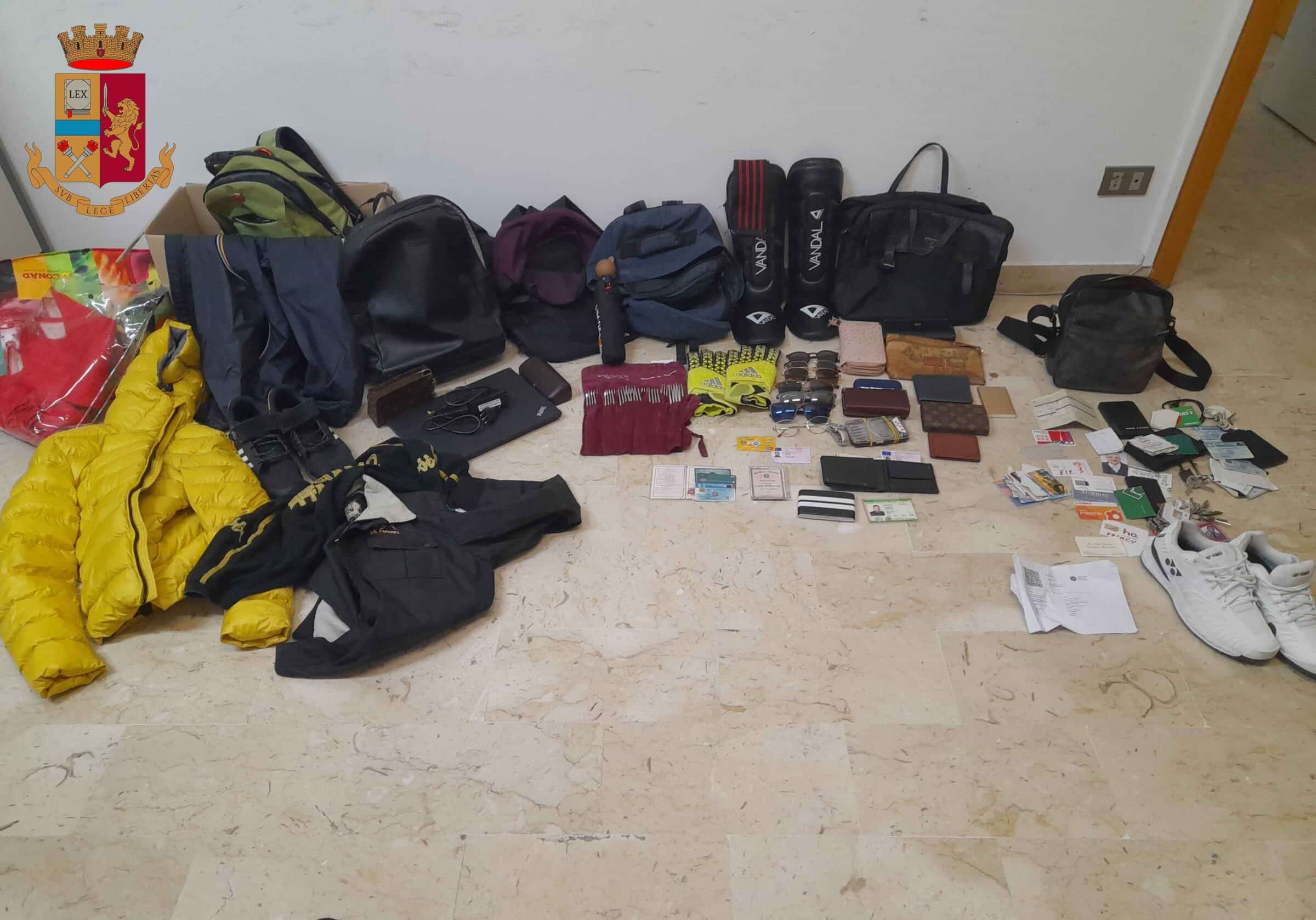 Più di cento episodi di furto in auto in sosta, arrestato 35enne: le FOTO del materiale rubato