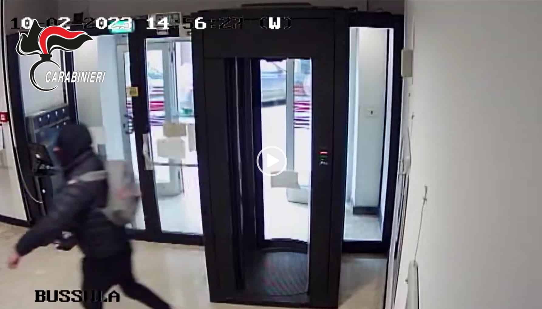 Avevano rapinato una banca per poi tentare la fuga: arrestati due giovani con il bottino – VIDEO
