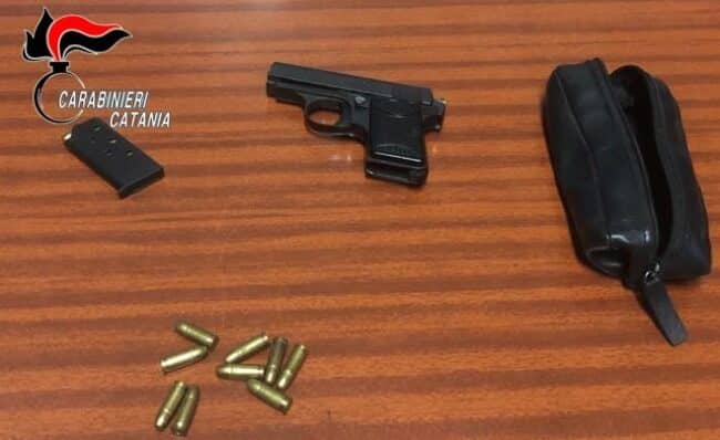 Una serra di cannabis in casa di una donna e una pistola “trovata nella spazzatura” da un uomo: due arresti nel Catanese