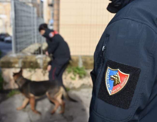 Pusher incastrato con droga di tutti i “gusti” in casa: in manette