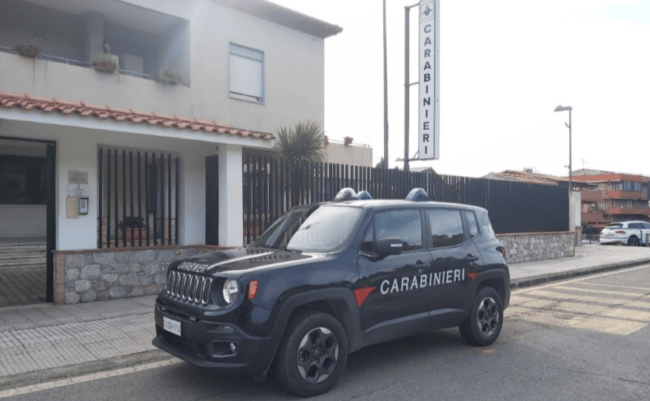 Uomo derubato del cellulare in un bar a Savoca: denunciato un catanese