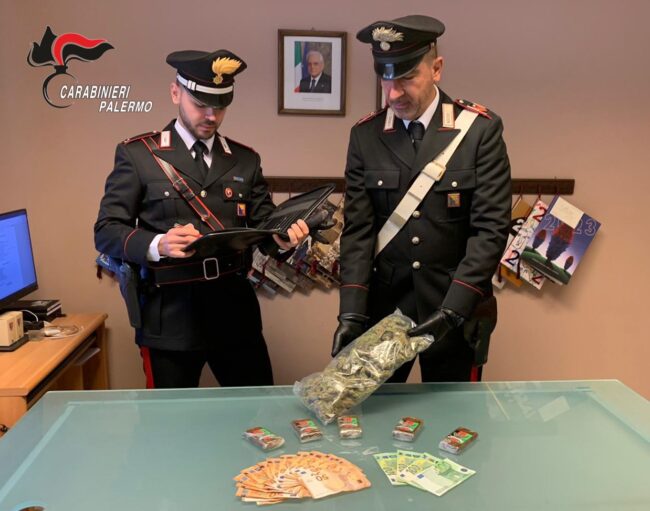 Arrestata coppia di pensionati: beccati con oltre mezzo chilo di droga in auto