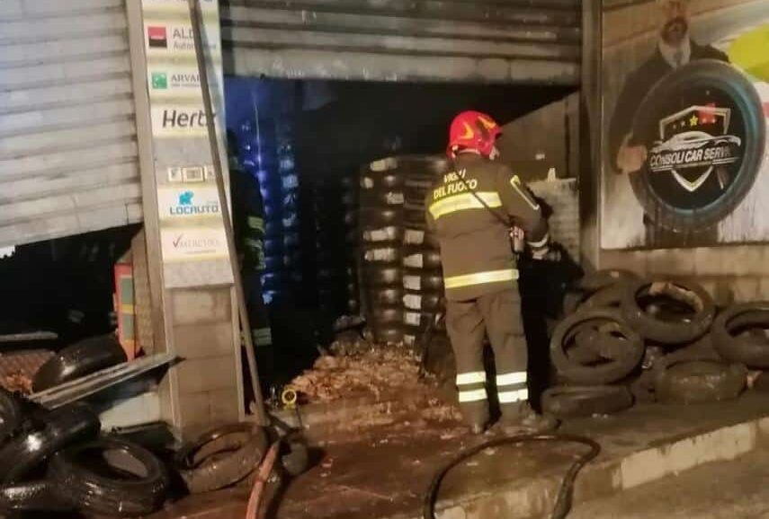 Incendio in pieno centro a Catania: in fiamme un rivenditore di pneumatici