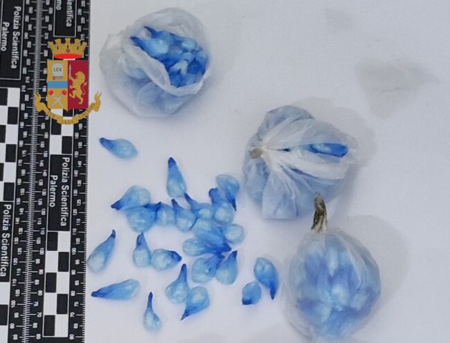 Beccato con 250 dosi di crack in auto: palermitano tradito dall’agitazione