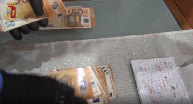 Mazzette per la sepoltura nelle cappelle di altri defunti: in manette direttore del cimitero