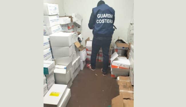 Oltre 40 chili di pesce senza tracciabilità e scaduto, scatta il sequestro