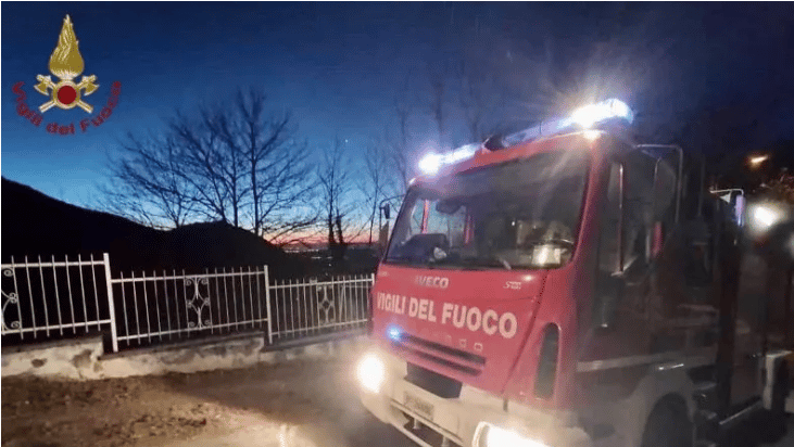 Incendiata auto aziendale, trovate tracce di liquido infiammabile: indagini ancora in corso
