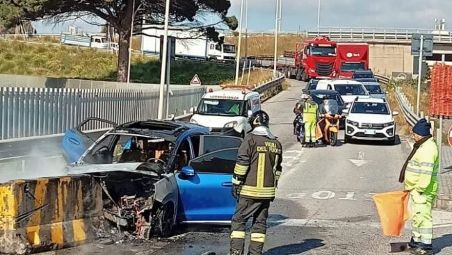 Incidente svincolo Tremestieri, auto contro barriera in cemento: in fiamme