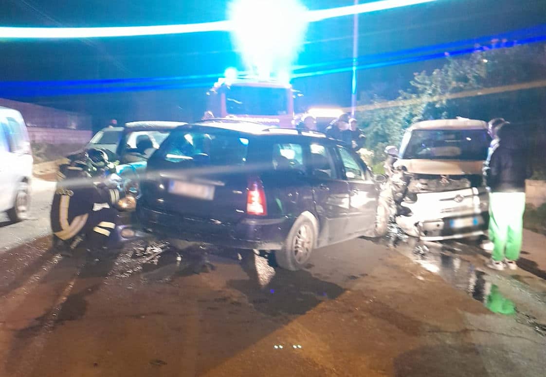 Violento incidente stradale a Scoglitti, 3 auto si scontrano per doppio sorpasso azzardato: 7 feriti