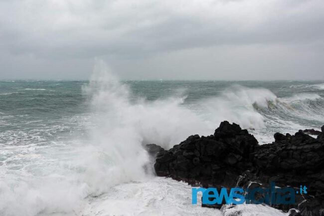 Maltempo in Sicilia, la conta dei danni: auto in panne, strade come fiumi in piena