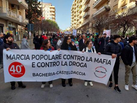 Palermo, migliaia di giovani in marcia: contro la guerra e la mafia