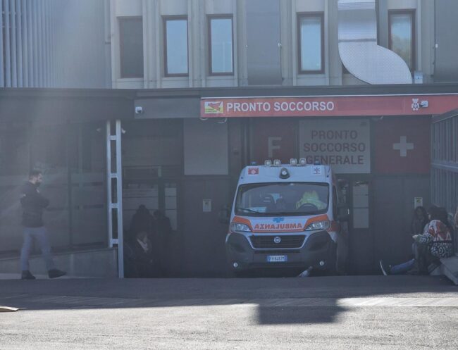 Shock in una scuola, insegnante si lancia dalla finestra: muore al Cannizzaro ore dopo