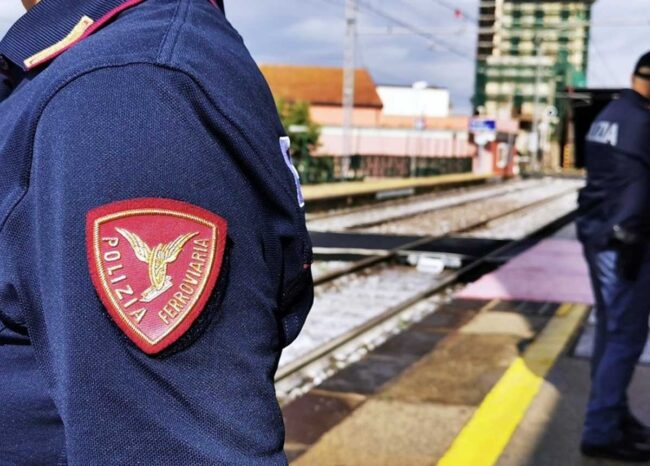 Furto di cavi di rame in una galleria ferroviaria, 48enne arrestato: si cerca il complice