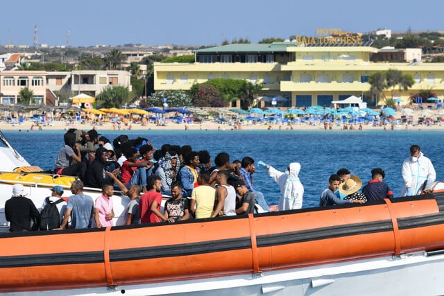 Migranti, 928 in partenza dall’hotspot di Lampedusa per Reggio Calabria e Porto Empedocle