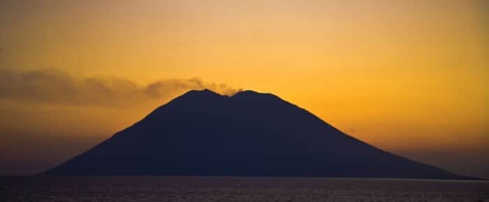 Stromboli, colata lavica in raffreddamento: attività vulcanica in diminuzione