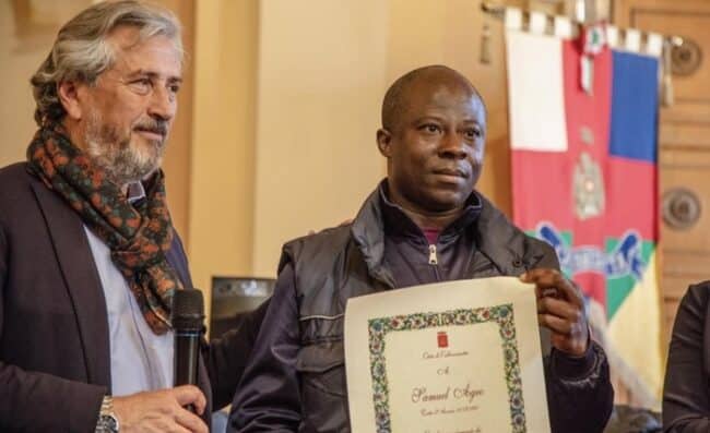 Migrante restituisce borsa trovata per strada: premiato dal sindaco e dalla proprietaria