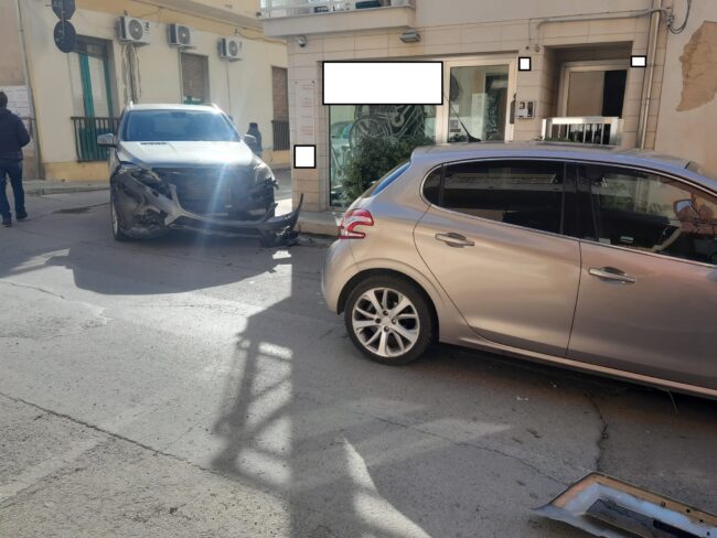 Violento scontro frontale tra due auto: mezzi distrutti, ferito sottoufficiale Guardia di Finanza