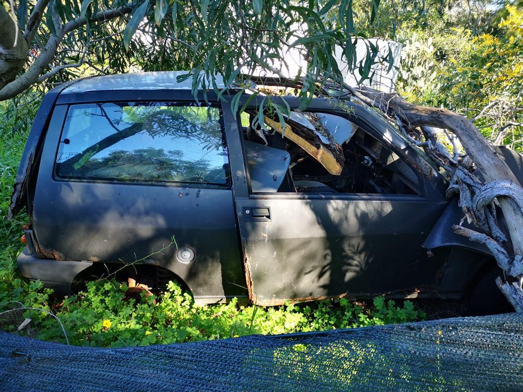 Scoperte carcasse di auto abbandonate nel Messinese: 28 persone multate e un denunciato
