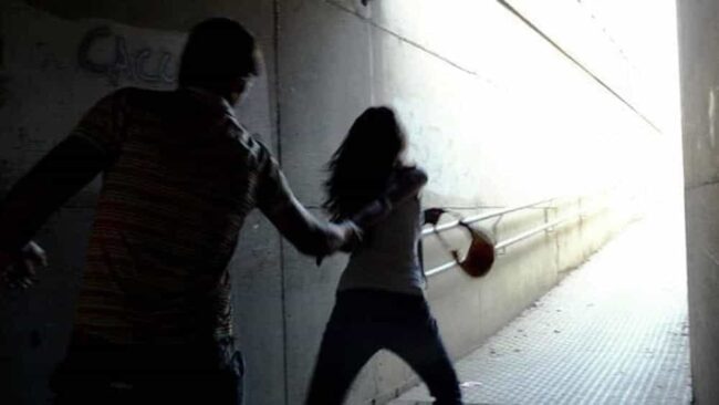 Minacciata e picchiata a sangue si rifugia su un autobus: arrestati gli aggressori di una donna