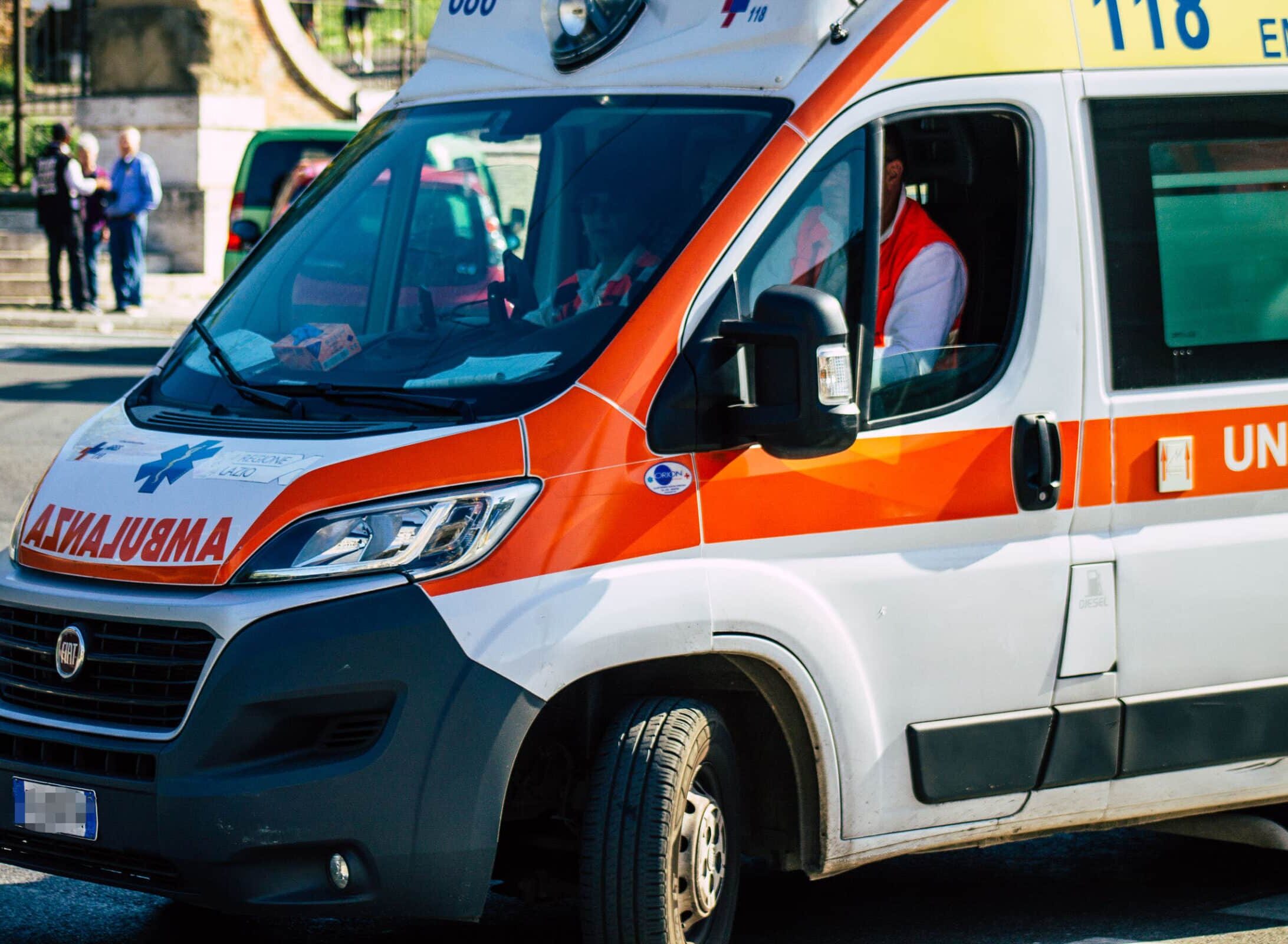 Incidente a Caltanissetta, ambulanza in corsa verso ospedale si scontra con un’auto: 3 feriti