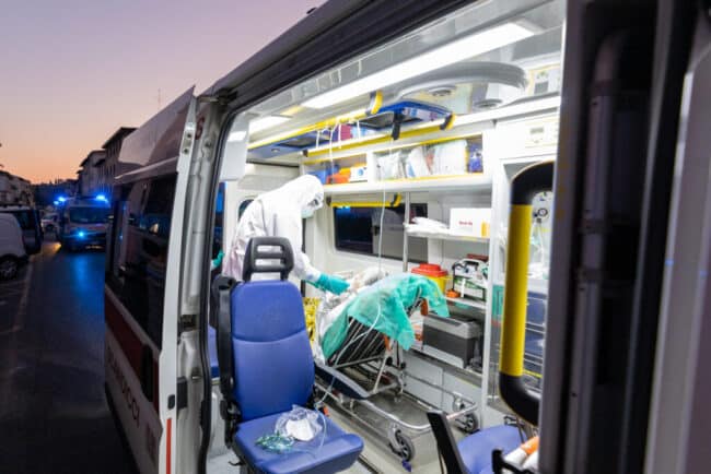 Incidente in via Roma, scooter contro monopattino: due giovani al Policlinico di Palermo