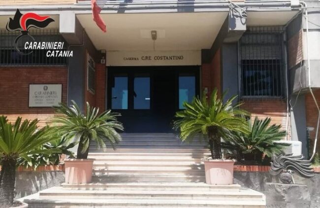Madre e figlio in fuga su una Panda rubata per le strade di Aci Catena: lei arrestata, lui denunciato