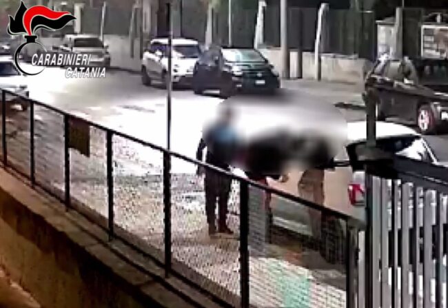 Catanesi in trasferta a Caltagirone per rubare auto: un denunciato, si cercano due complici – VIDEO