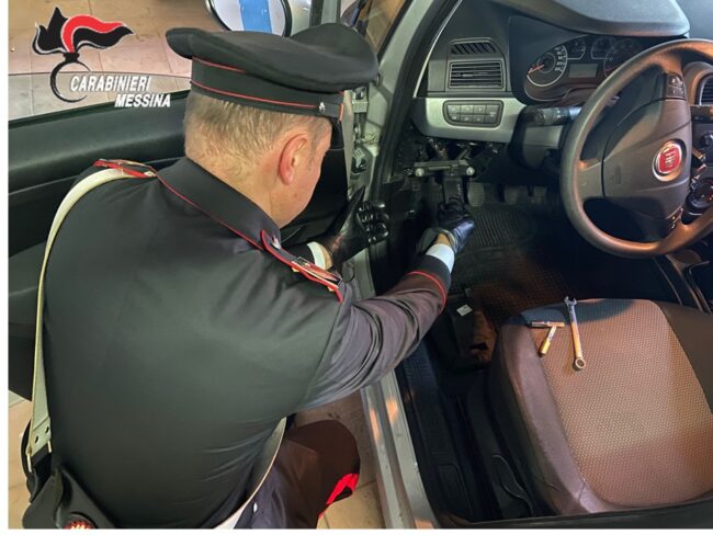 Avvistati dai carabinieri mentre rubano un’auto: dall’inseguimento all’arresto di due catanesi