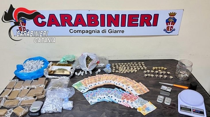 Gestiva in casa un minimarket della droga: un arresto nel Catanese