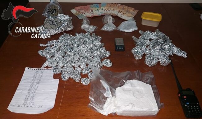 Cocaina in pietra e droga “per tutti i gusti”, arrestati due spacciatori a Librino con tanto di “prezziario” per i clienti