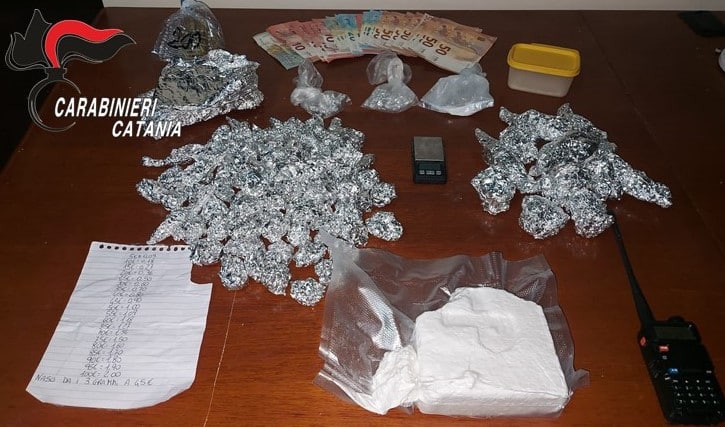 Cocaina in pietra e droga “per tutti i gusti”, arrestati due spacciatori a Librino con tanto di “prezziario” per i clienti