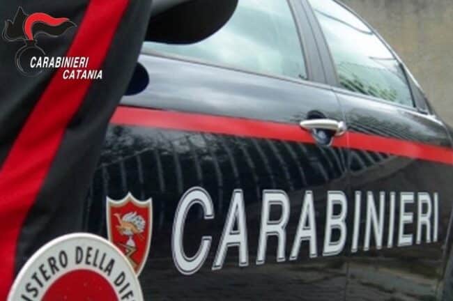 Beccati mentre “alleggerivano” un ponteggio in via Plebiscito: due arresti