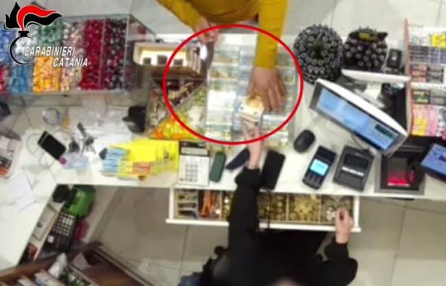 Rapina in una tabaccheria del Catanese, malvivente riesce a scappare ma viene beccato