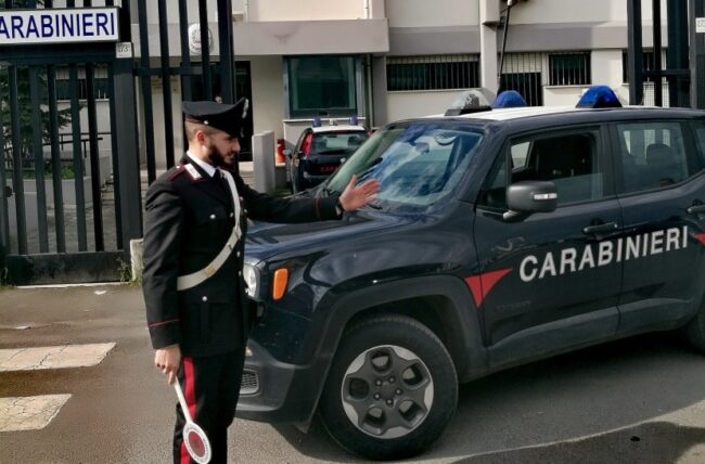 Furto in una profumeria nonostante i domiciliari, la fuga di due lentinesi su un’auto rubata