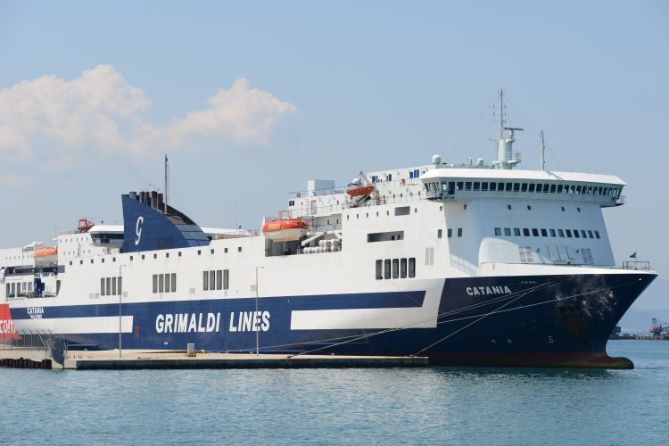 Tre marinai schiacciati da lastre di metallo sulla nave “Catania”: trasportati in ospedale