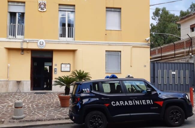 Minaccia il padre anziano per farsi dare il bancomat: arrestato 41enne