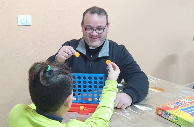 Aiutare i bambini per contrastare la dispersione scolastica: l’iniziativa di don Fabio Vassallo a Catania