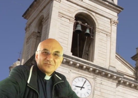 Aggressione nei confronti del parroco del Duomo di Giarre: in frantumi la vetrata della sagrestia