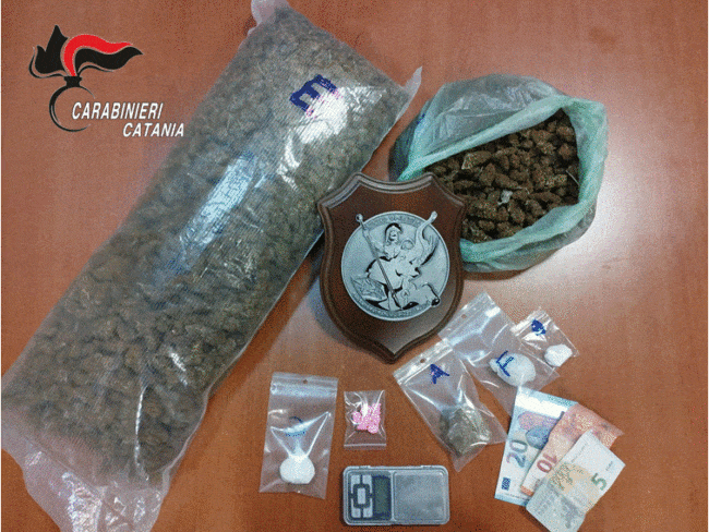Catania, arrestati due “specialisti” in fumo e droga da sballo all’uscita da un ristorante