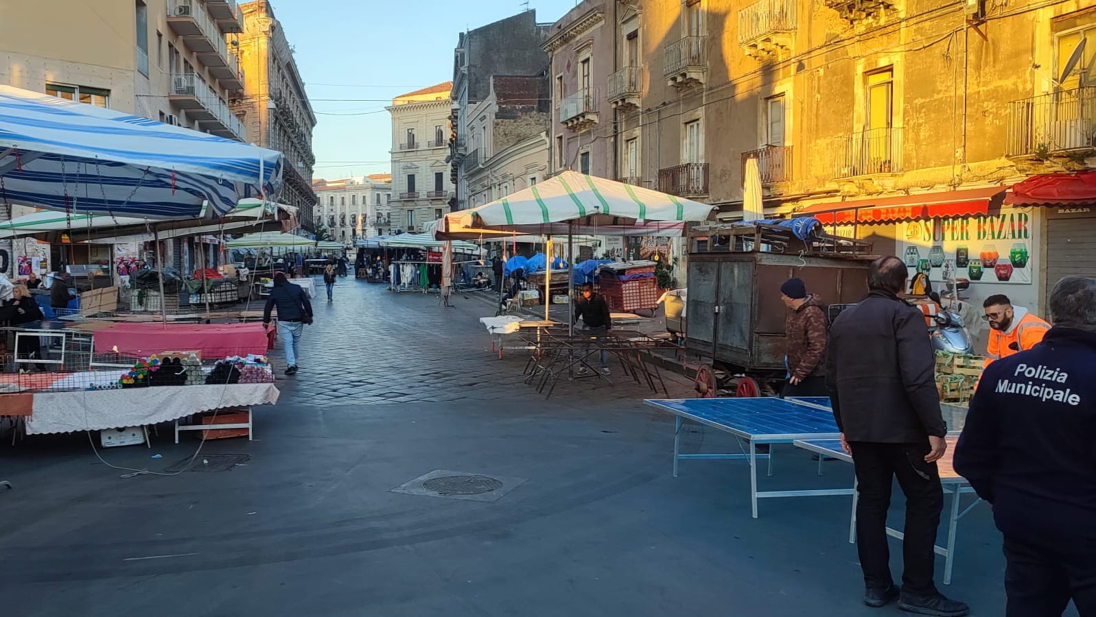 Fiera di Catania, la polizia mette ordine tra gli ambulanti del mercato