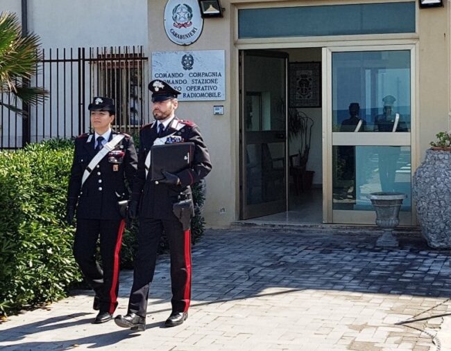 Lo aggredisce davanti scuola colpendolo con una testata sul viso: indagato un minorenne