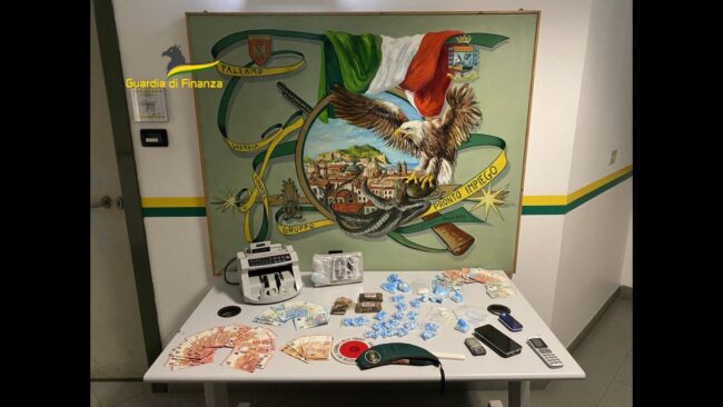 Blitz al quartiere: scoperta “casa della droga” con cocaina, pietre e hashish