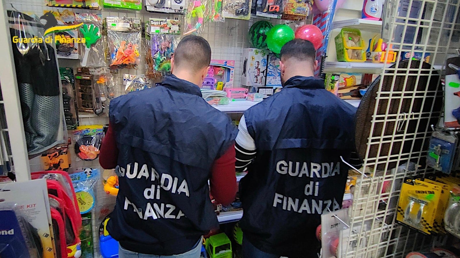 Catania, maxi sequestro prodotti contraffatti: nel mirino anche il concerto “Me contro Te”