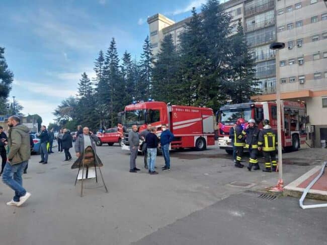 Doppietta di incendi in ospedale, al Cannizzaro donna appicca rogo e al Sant’Elia va a fuoco la mensa