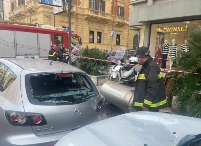 Tragedia sfiorata in pieno centro, scaldabagno vola giù da un palazzo e sfonda un’auto