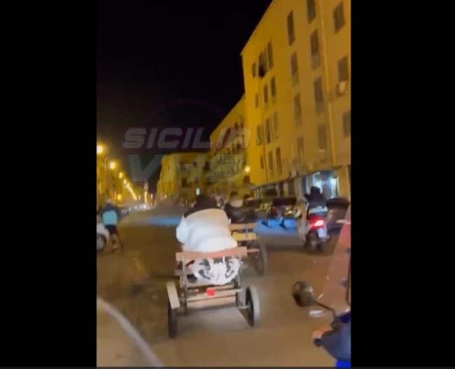 Corsa clandestina di pony finisce in tragedia: terribile schianto contro un’auto – VIDEO