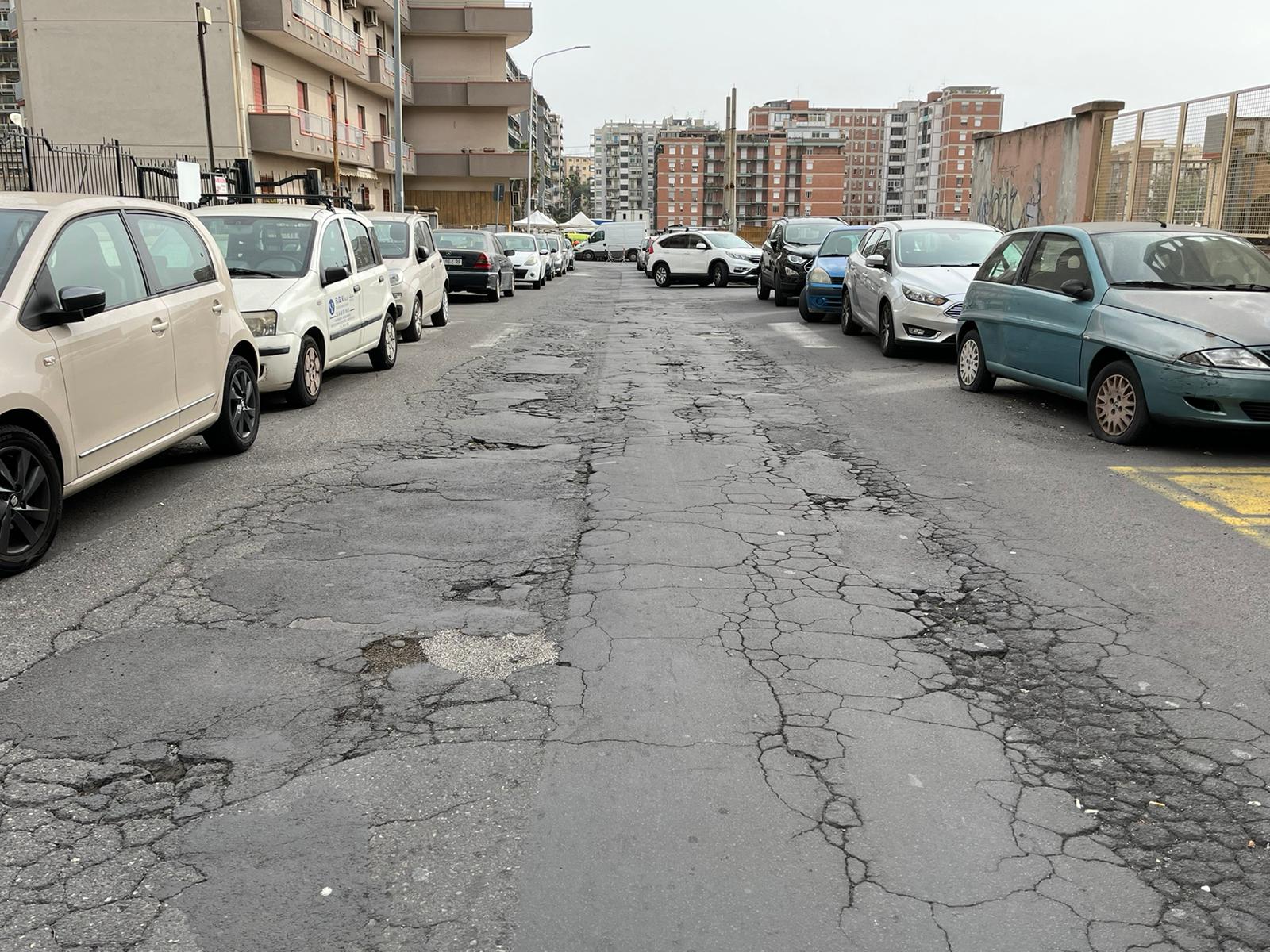 Strada di via Imperia in condizioni disastrose: la denuncia del Comitato Vulcania – FOTO