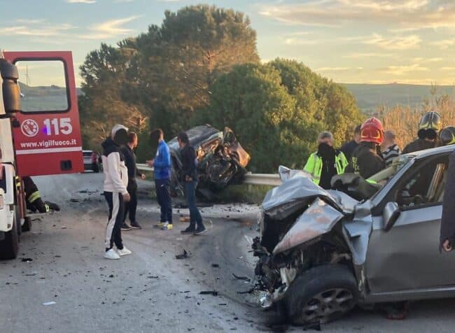 Terribile incidente nel rettilineo di Lentina: 6 morti