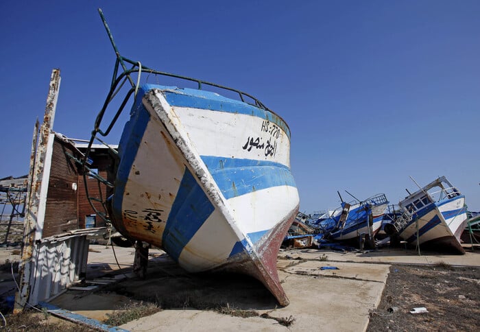Lampedusa, inizia la rimozione dei barchini abbandonati dai migranti sulla costa