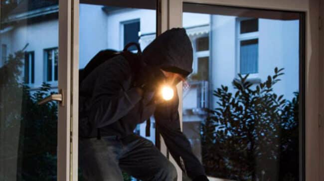 Ritorna a casa e trova un ladro che fruga nei cassetti